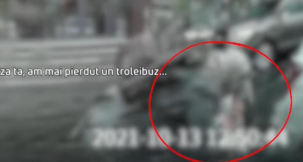 Imagini revoltătoare: Mamă, surprinsă cum își lovește bebelușul, pe o stradă din Chișinău